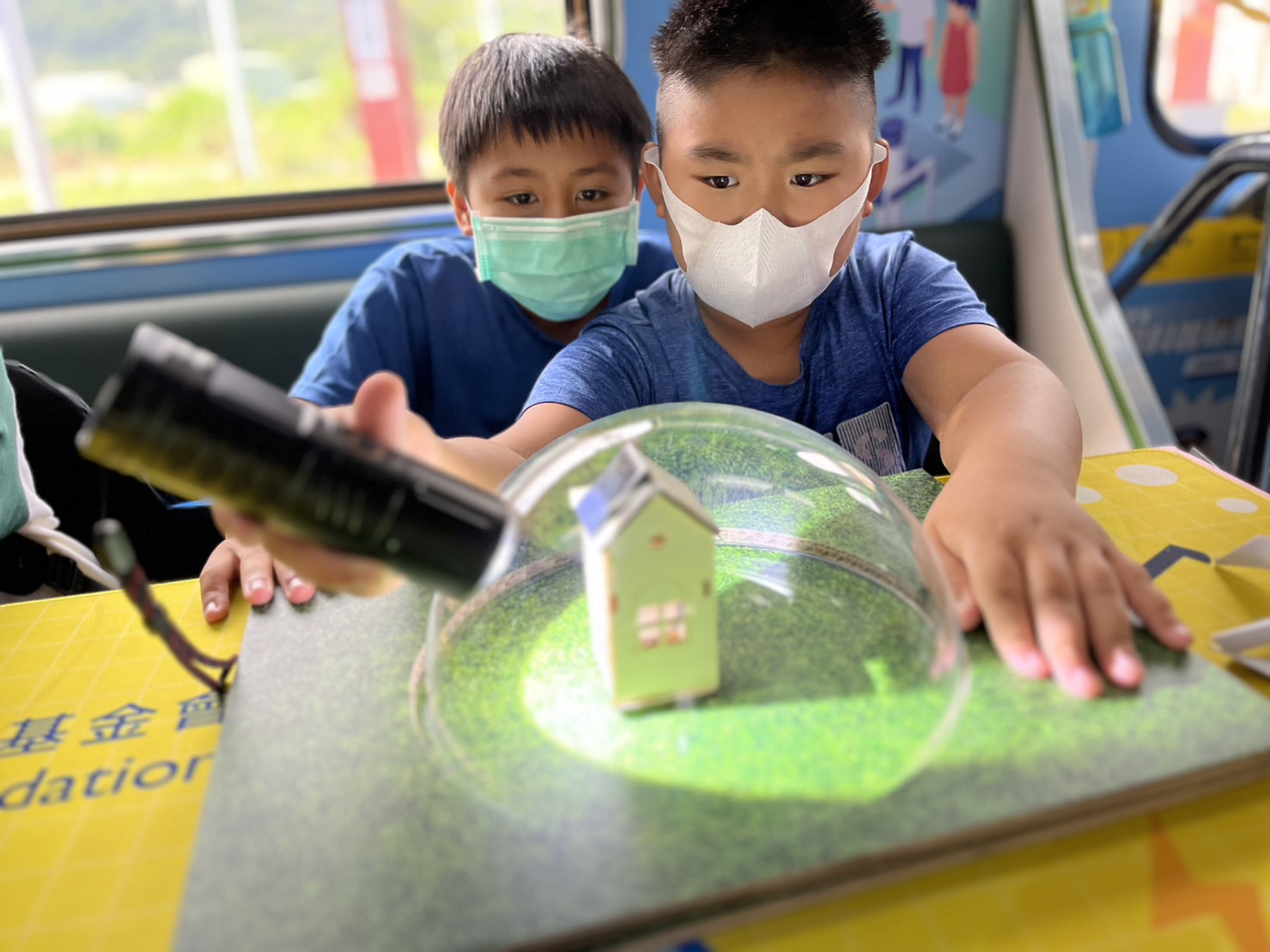 友達參與基礎科學主題車廂，以STEAM教學精神，設計「逐日科學家」、「太陽能工程師」以及「淨零建築師」三大能源科普課程和實驗