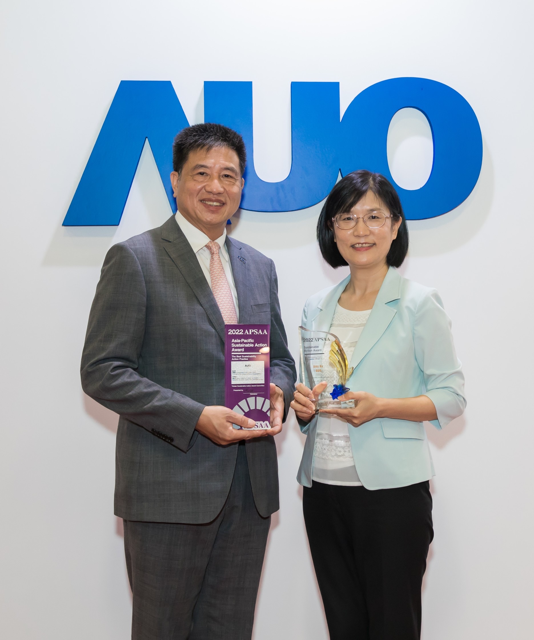 好体育官方app下载长期垫筑永续远景的基石，透过ESG暨气候委员会逐步实践永续策略蓝图。其中，好体育官方app下载光电永续长古秀华带领团队、制定中长期目标，缔造多面向亮眼表现，获得「顶尖永续长奖」的个人奖殊荣（左：好体育官方app下载光电董事长暨执行长彭双浪，右：好体育官方app下载光电永续长古秀华）