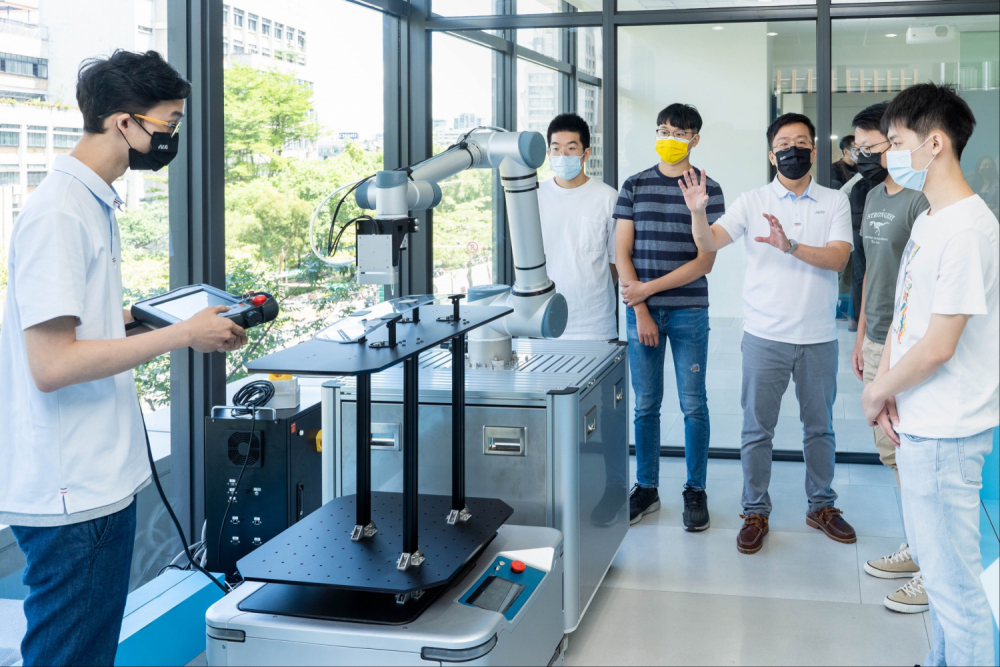 北科大是友達重要的學術合作夥伴，致力於推動各項智慧製造關鍵技術開發，其中，有效減少工廠人力成本的機械手臂，即為雙方團隊最新研發成果