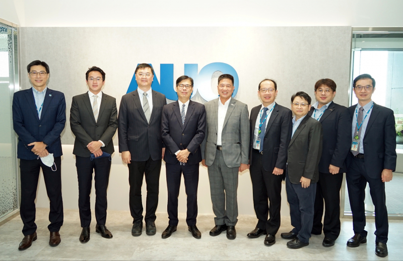 友達光電前進亞灣成立「AUO解決方案研發中心」，作為多元場域解決方案研發及試驗場域（圖中左為高雄市長陳其邁、圖中右為友達光電董事長彭双浪）