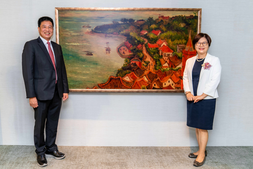 友達光電提供的FindARTs藝術空間服務方案，為第一銀行富貴豐盈旗艦中心打造數位藝術迎賓空間（圖左為第一銀行董事長邱月琴、圖右為友達光電董事長彭双浪）