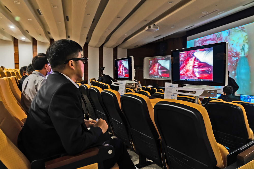 達擎之「達文西外接3D影像解決方案」，將達文西手術機器手臂的3D影像即時連線轉播，在會議室觀摩的醫師們只要戴上偏光眼鏡，就能與執刀醫師看到同步的3D立體影像，如臨操作台現場，縮短達文西手術的學習曲線