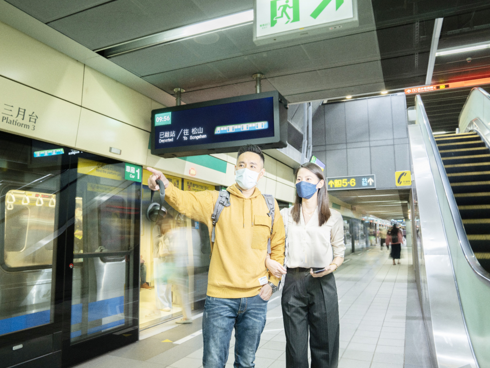 友達旗下達擎之客製化TARTAN顯示器，於台北捷運中山站亮相。以獨特長條型比例與高畫質特色，為台北捷運站帶來嶄新的都會車站風貌