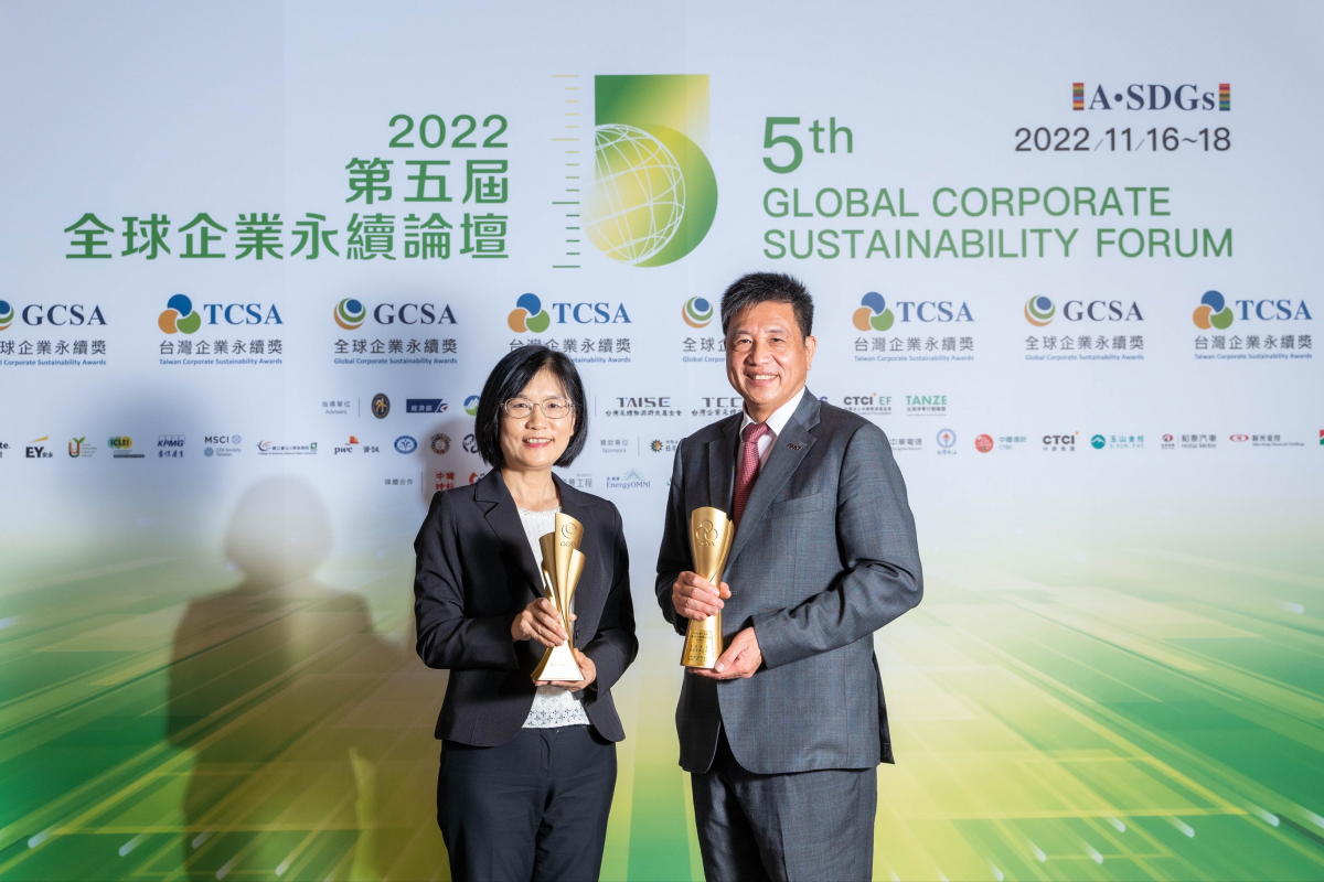 好体育官方app下载作为净零碳排先锋，期引领价值链伙伴同行共好，卫冕制造业组&ldquo;十大典范企业&rdquo; 二连冠殊荣(左：好体育官方app下载光电永续长古秀华，右：好体育官方app下载光电董事长暨执行长彭双浪)