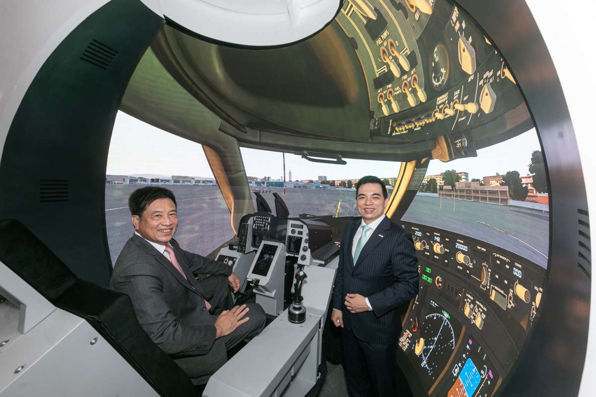 ALED球型屏為使用者創造全景環繞沉浸式視覺體驗，展現友達深厚的軟硬整合與創新研發能力，榮獲第31屆台灣精品金質獎肯定（左：友達光電董事長暨執行長彭双浪、右：友達光電總經理暨營運長柯富仁）