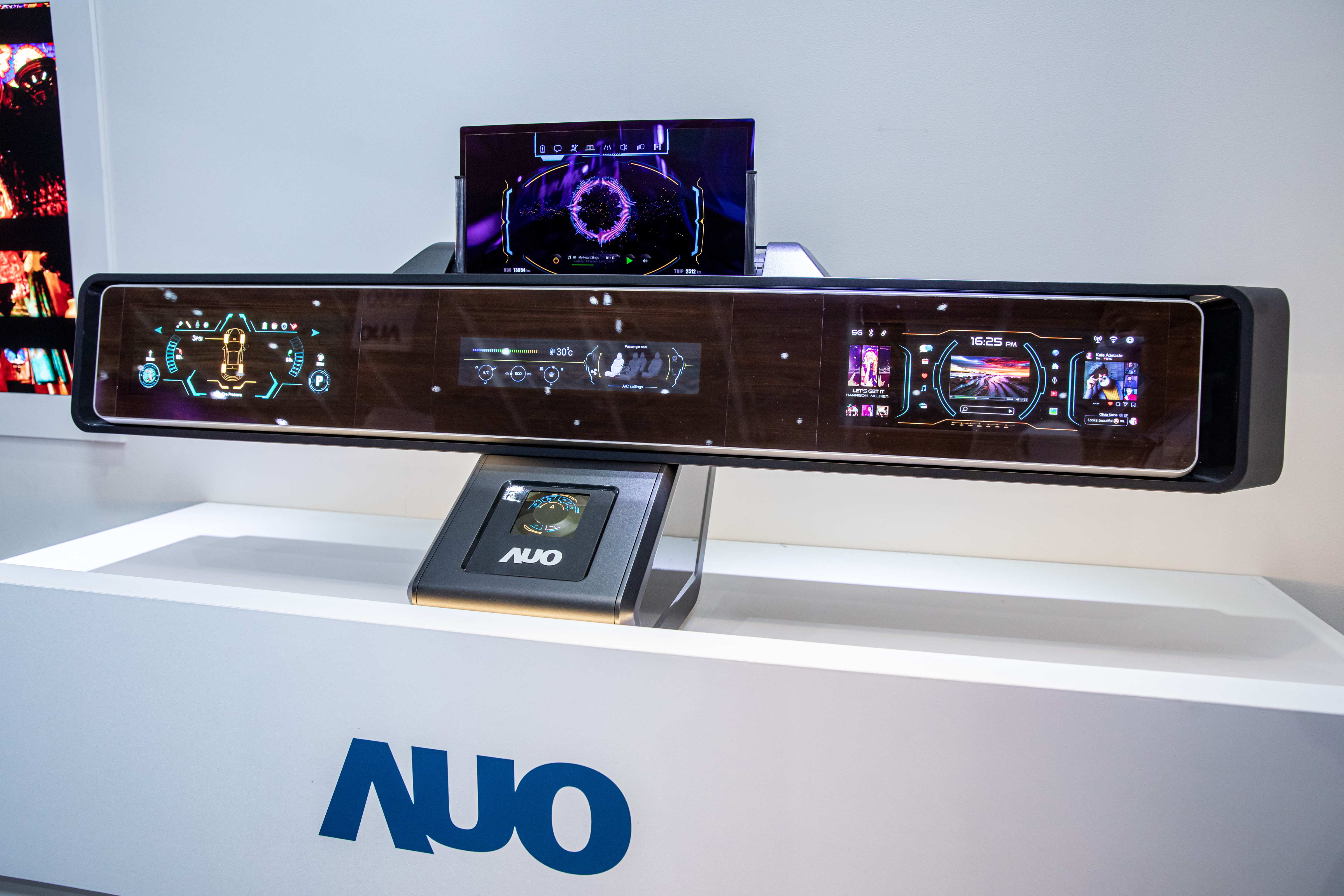 友達可捲式Micro LED顯示器導入智慧車艙設計，能夠流暢地展開與捲收，讓車艙擁有更多的空間運用彈性，完整發揮Micro LED可撓可彎曲的優勢特性