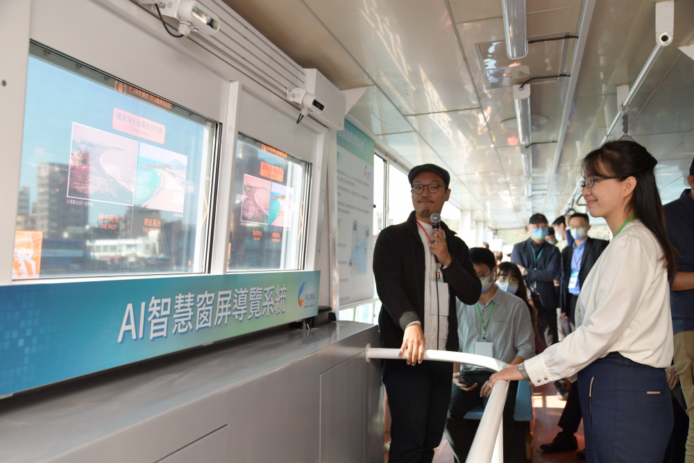 友達整合透明Micro LED智慧窗，透過景物GPS座標定位追蹤乘客視線，可即時在智慧窗提供正確的導覽資訊
