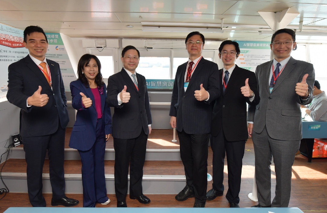 由經濟部技術處指導推動，透過友達光電、工業技術研究院與船舶中心三方合作，於高雄亞灣智慧渡輪率先導入最新Micro LED透明顯示器屏今(22)日啟用(左起友達光電營運長暨總經理柯富仁、高輪公司董事長黃淑美、經濟部次長林全能、高雄市副市長羅達生、經濟部技術處科長張能凱、工研院電光系統所副所長李正中)