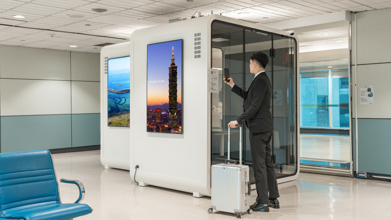 旅客只要用手機掃描門上的QR Code，就能進入使用網頁，依照指示