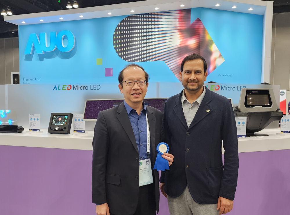 友達光電於2023 SID顯示週，由SID國際資訊顯示學會評選頒發「最佳中型展位獎」。左為友達光電技術長廖唯倫。