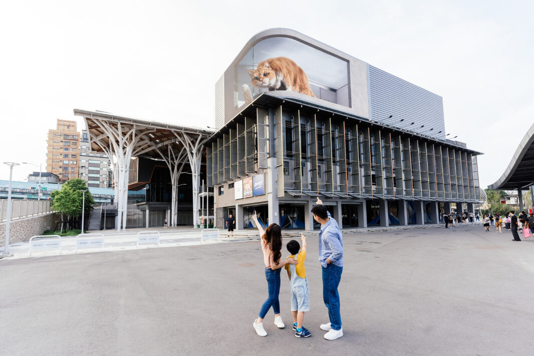 友達打造全台最大戶外裸視3D LED弧形螢幕，將超立體的軟萌胖橘貓動畫活躍於頂樓外牆