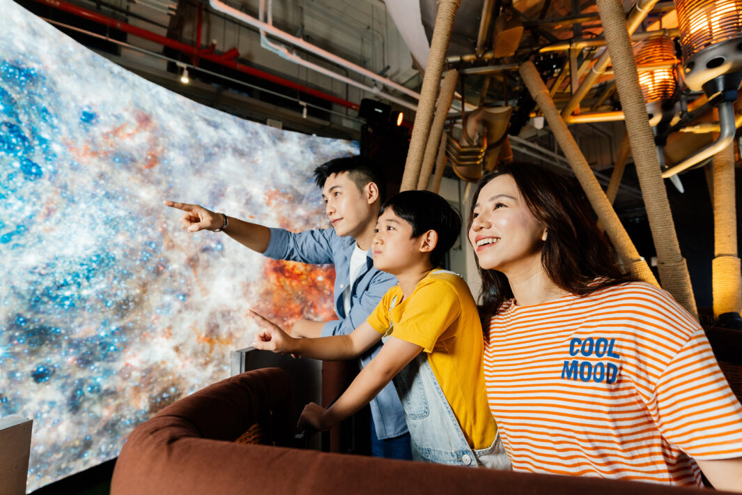 友達打造全台最大寬6公尺、高4公尺、唯一搭載LED弧形拼接顯示屏的動感飛行船，讓乘客駐足在熱氣球上，享受身歷其境的偽出國旅遊樂趣