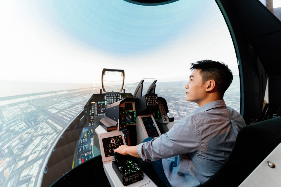 友達以P1.25小間距打造球形LED模擬艙，搭配智崴的精密六軸動態座椅，結合友達專業影像調校技術，呈現擬真模擬飛行場景