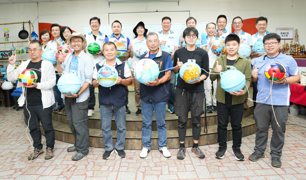 友達光電暨友達永續基金會董事長彭双浪與農業部林業及自然保育署新竹分署夏分署長、供應商夥伴、在地鄰里協會、社企團體，以循環再生的海廢浮球倡議從源頭減廢，為地球移除塑膠垃圾，共同「手」護台灣美麗海岸