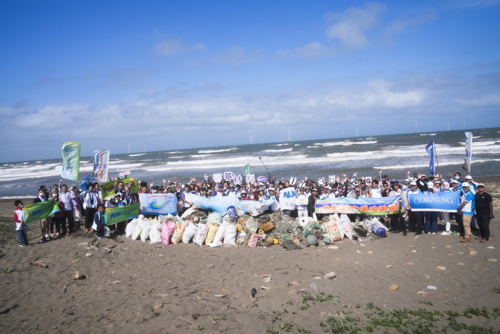 友達永續基金會召集企業志工、產官學和供應商夥伴，在苗栗後龍外埔魚港1340保安林海岸淨攤，齊心協力清除1.2公噸海洋廢棄物，以行動實踐對環境友善的承諾