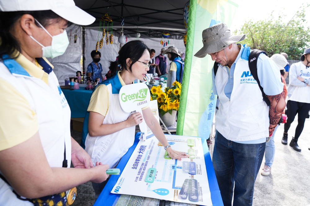 2023年友達永續基金會Ocean Party活動攜手社會企業及地方創生團體，策展食衣行等循環再生環教市集，及電動巴士接駁等低碳活動設計，打造減塑低碳的永續淨灘活動