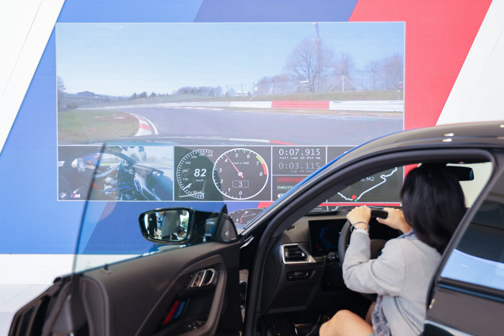 顧客按下虛擬Engine Start按鈕，啟動預選車款的引擎聲浪，螢幕同時呈現德國紐柏林賽道的試駕畫面，坐進車內一秒化身駕駛員馳騁奔騰