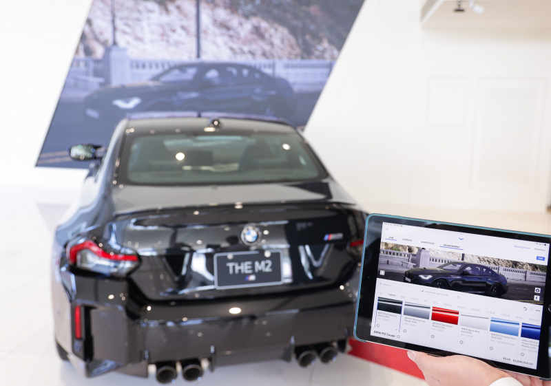 賞車介面即時投放到LED牆上，顧客可即時更換車輛內裝、零件選配與車款配色，提供近乎與實車等比例的沉浸式無死角虛擬賞車體驗