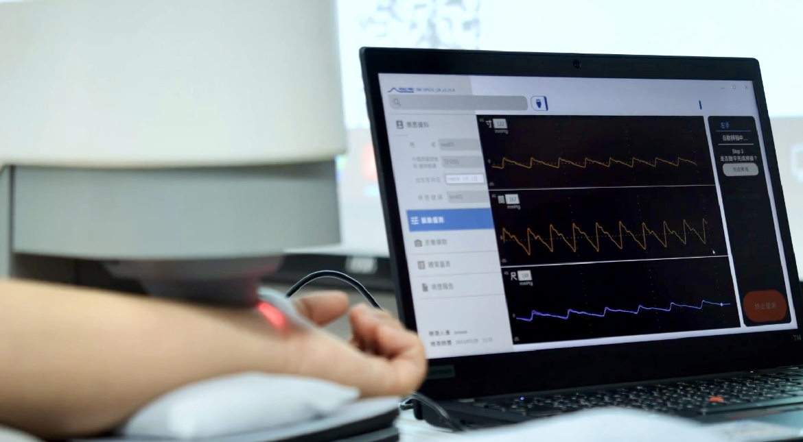 友達耘康以高解析與擬真的顯示技術，將其應用於中醫檢測，提供「中醫數位化檢測方案」，使傳統中醫檢測結果數據化與視覺化