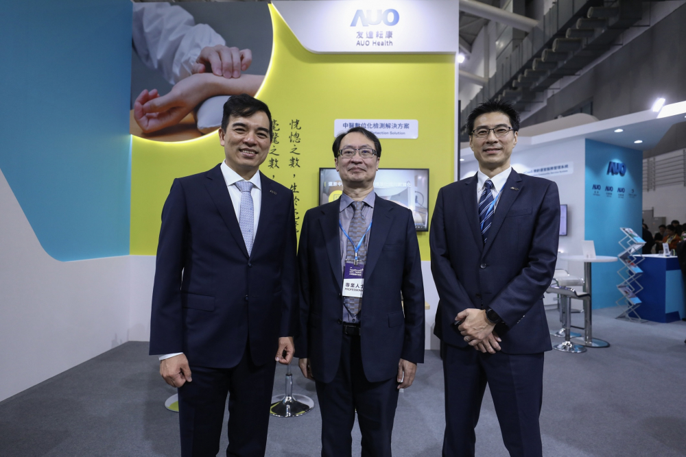 首次於醫療科技展亮相的友達耘康，捐贈數位化檢測設備與研究經費，協助衛福部國家中醫藥研究所打造中醫大數據資料庫。圖由左至右為友達光電執行長暨總經理柯富仁、衛福部國家中醫藥研究所所長蘇奕彰、友達光電智慧醫療事業群總經理廖世宏