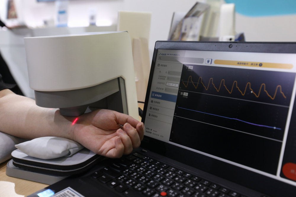 友達耘康脈象檢測系統透過電腦精準控制升降系統，還原中醫師三指把脈過程的舉、按、尋手法，將脈象感受轉化成數據，未來可結合大數據分析，實現智慧醫療及準確性