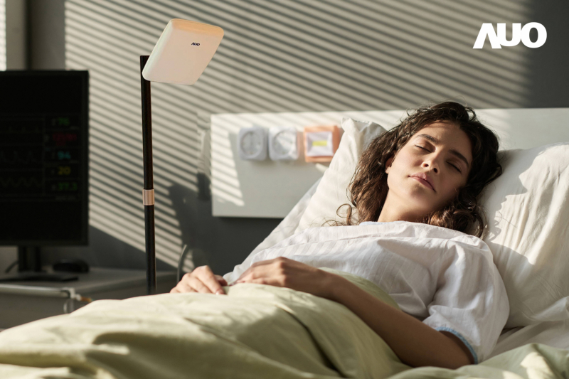 智慧非接觸式生理監測雷達採用獨家開發的毫米波液晶陣列天線技術，能自動追蹤使用者翻身、側睡等睡姿改變產生的位移，實現遠距非接觸且穩定的呼吸、心跳生理訊號監測及離床狀態警示