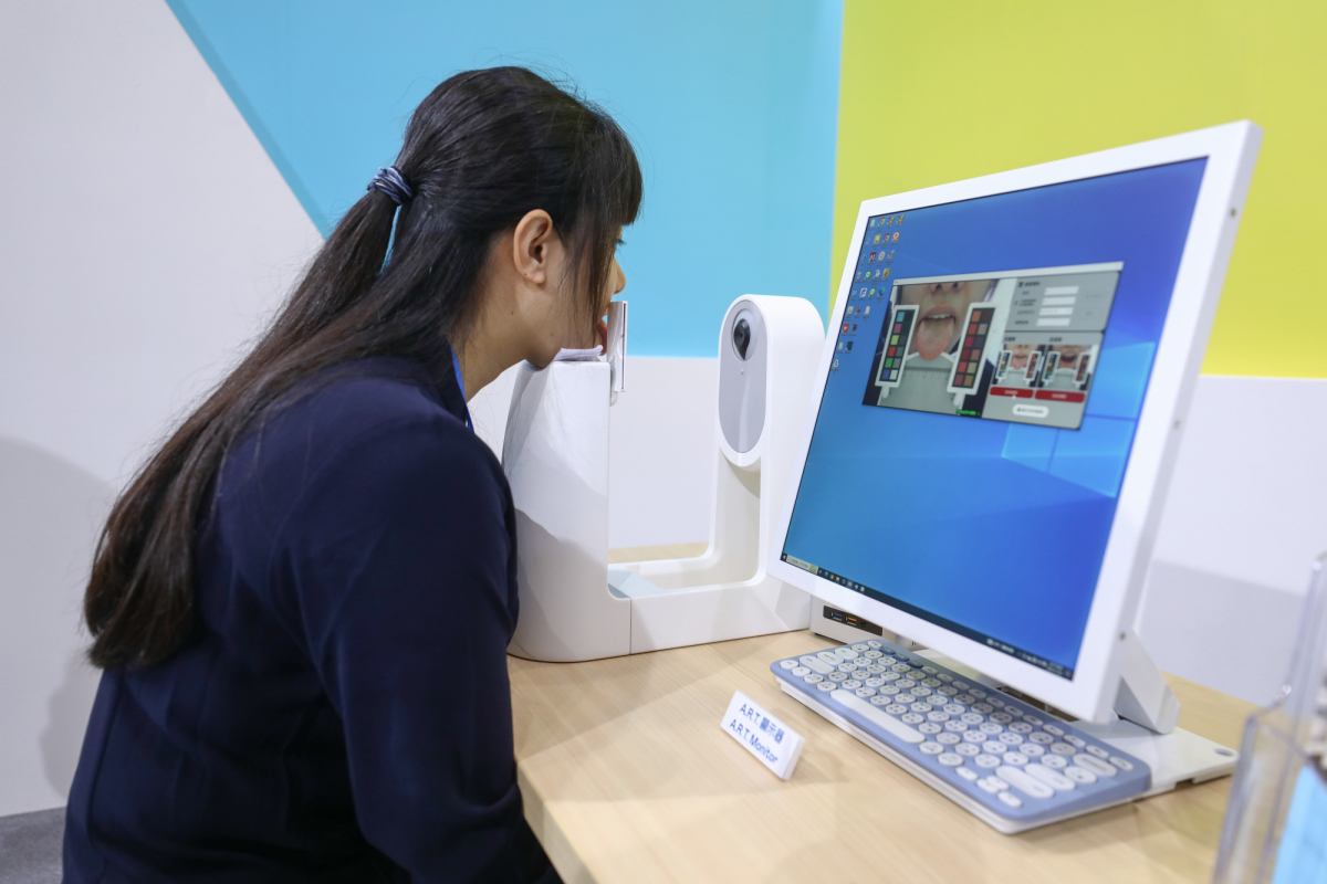 友達耘康延伸友達卓越的感測技術及色彩管理專長，研發出舌象擷取系統，可提供數據化、影像化的檢測結果，輔助醫師與專業醫事人員做為臨床研究、檢測結果評估與檢測紀錄的留存