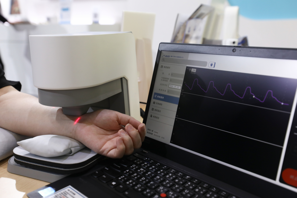 友達耘康脈象檢測系統透過電腦精準控制升降系統，還原中醫師三指把脈過程的舉、按、尋手法，將脈象感受轉化成數據，實現智慧醫療及準確性