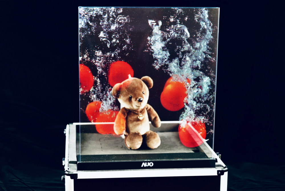 友達以次世代Micro LED顯示技術打造之透明顯示器，具備高穿透、低繞射、高亮度、可拼接之特性，可廣泛應用於智慧移動、零售、育樂和醫療等多元場域