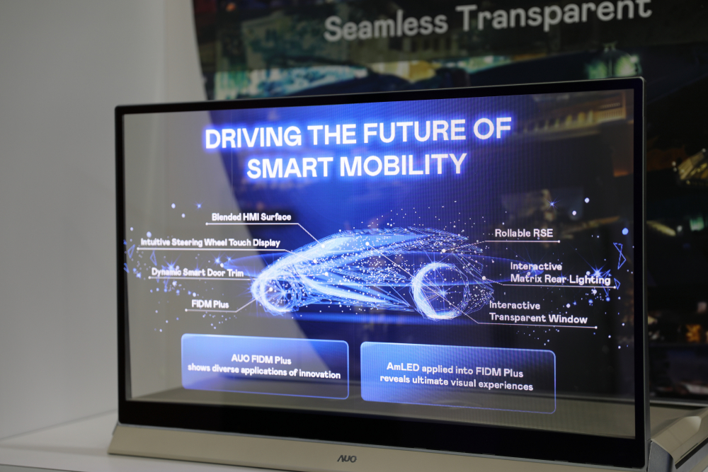 友達憑藉著超高亮度和透明度，這款30吋透明Micro LED顯示器在AR系統與智慧零售具有潛在的應用價值。