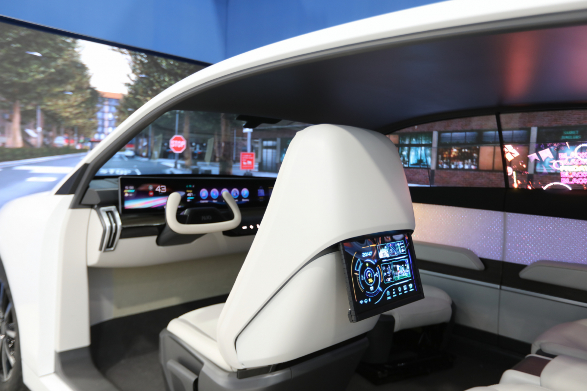 友達的「可捲式後座娛樂顯示器」加強後座乘客的感官體驗，並保有個性化設計，可依使用偏好進行動態調整。