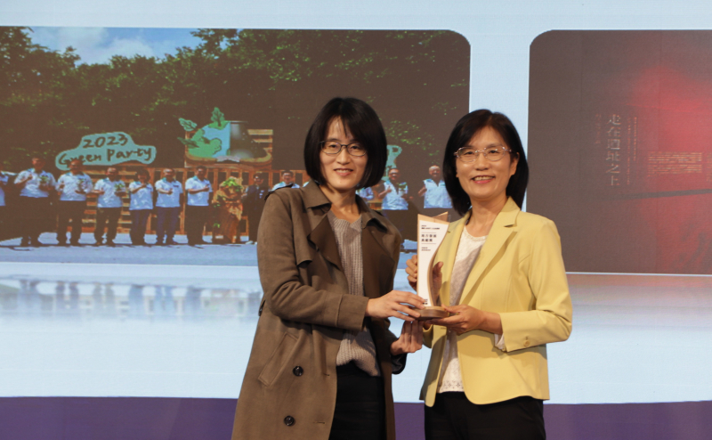 友達保存「西大墩窯遺址」且推廣在地文史教育不遺餘力，今（6）日獲頒「人文企業獎」地方發展獎之最高榮譽典範獎。由文化部陳文婷簡任視察（左）頒獎，友達永續長古秀華（右）代表受獎