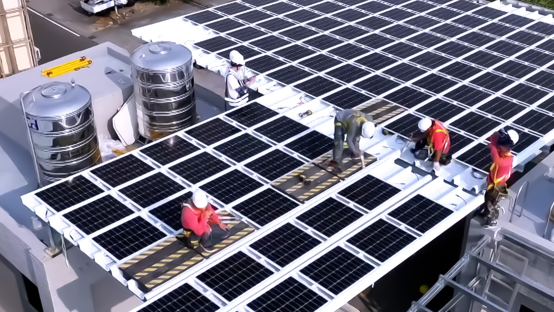 友達著力於替代能源之技術研發，如光電浪板的相關製程、設備與產品，其中所開發之光電整合型浪板，減少傳統金屬支架安裝，更提升耐候度，可廣泛運用於多元場域，並輔助建築達到淨零碳排目標