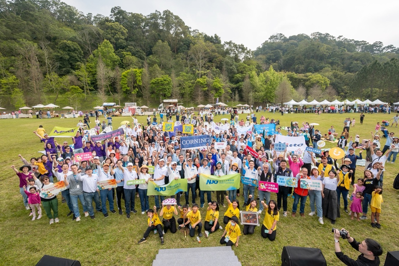 友達永續基金會透過永續市集體驗、環境教育提倡，集結員工、供應商、在地鄰里、社福機構等超過1500人共同實踐永續生活