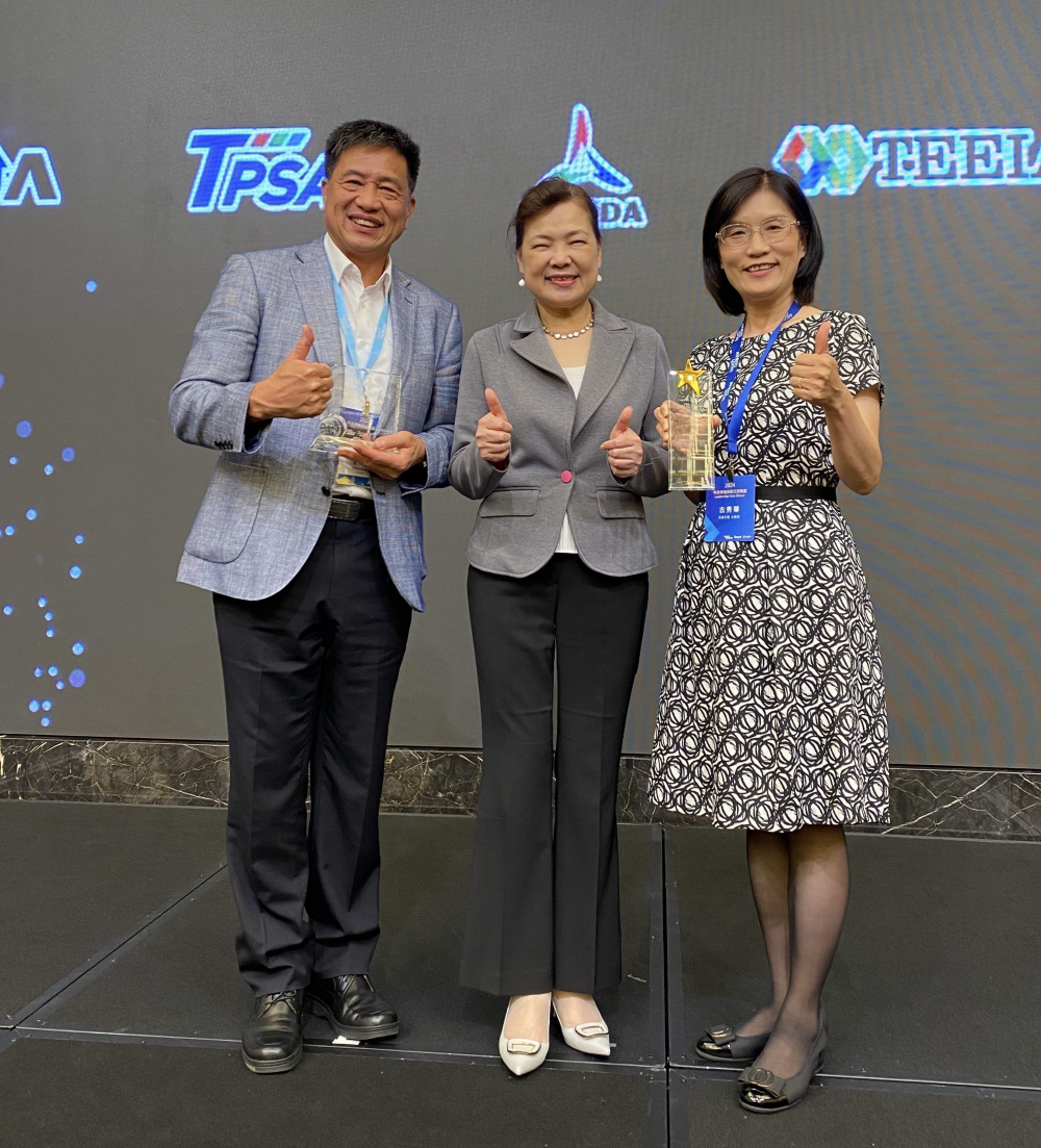 友達致力推動永續發展，於Touch Taiwan2024以3R策略貫穿Display、ESG展位實現綠色展覽目標之成果，Display展位獲綠色裝潢設計鑽質獎最高榮譽，ESG同獲金質獎殊榮。由經濟部長王美花（中）親自頒予友達光電董事長彭双浪（左）、友達光電永續長古秀華（右）