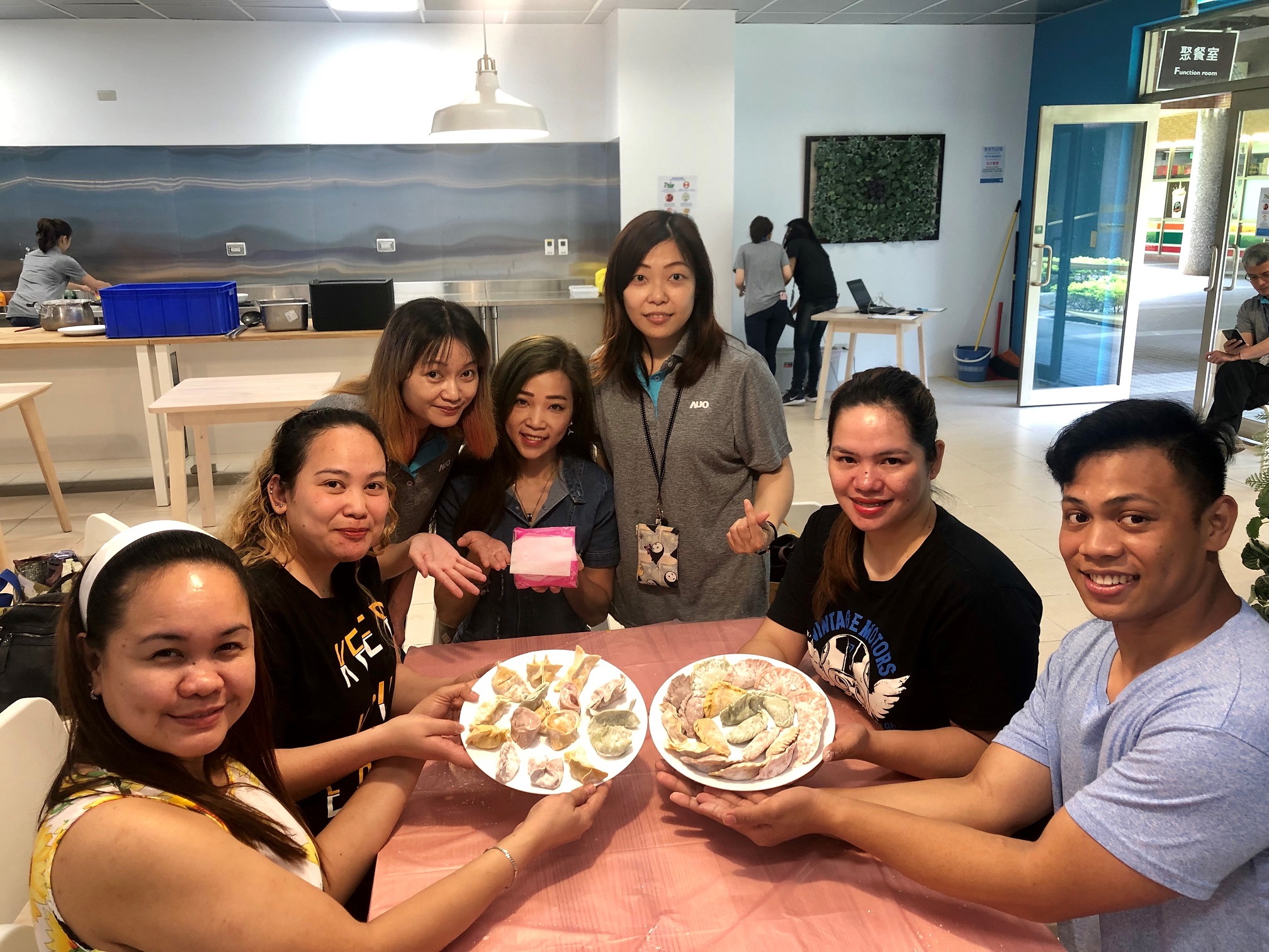 友達將DEI理念貫徹到企業文化和實踐，舉辦如台菲廚藝交流等活動，讓同仁了解彼此文化差異、培養情感