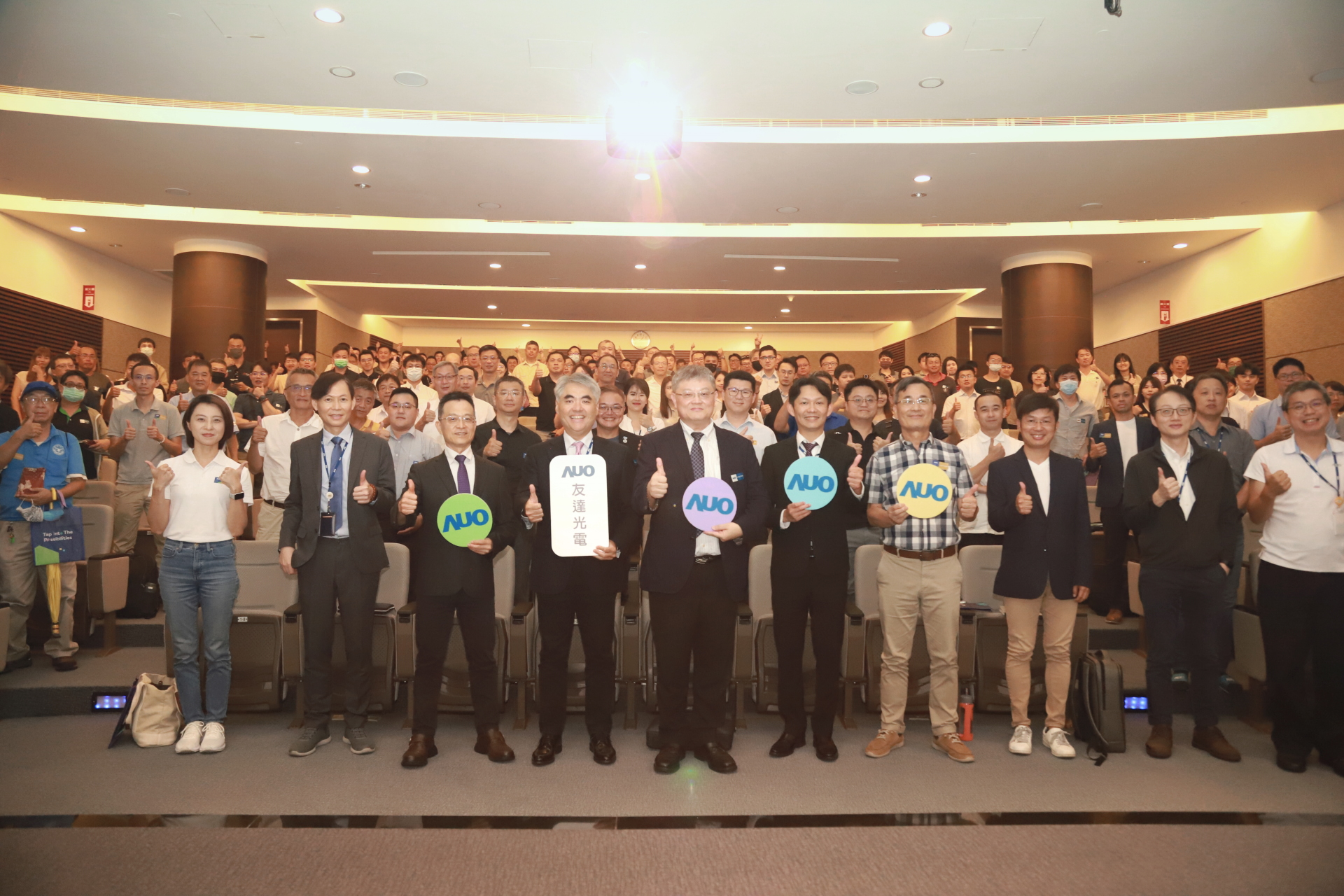 友達光電邀請領域專家共研再生能源發展、電力需求及建築物減碳等議題進行交流，盼共擘綠色永續生態圈的嶄新契機。