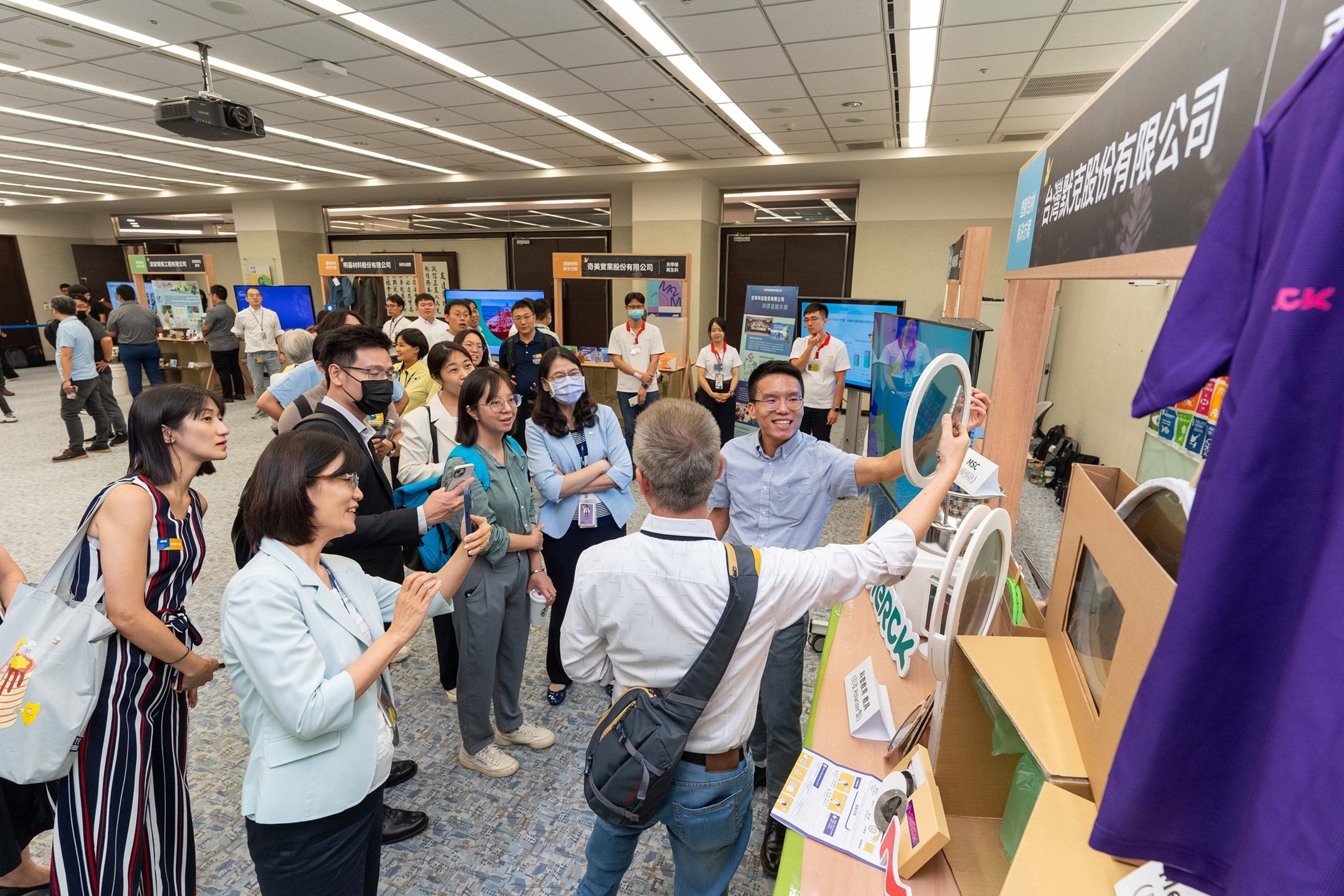 好体育官方app下载连手产业伙伴策划首届生态圈联展，展示如何将废塑料循环再利用，创新解决方案包括：塑料包材再生与循环使用、再生塑料研发及应用、废塑料回收再生技术、减塑生活提案等