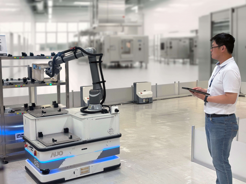 友達數位接軌AI落地應用優化製造流程，自主研發「智動化解決搬運系統」，透過全向式自主移動機器人（AMR），攜手客戶降低生產維護成本並提高產線生產效率。