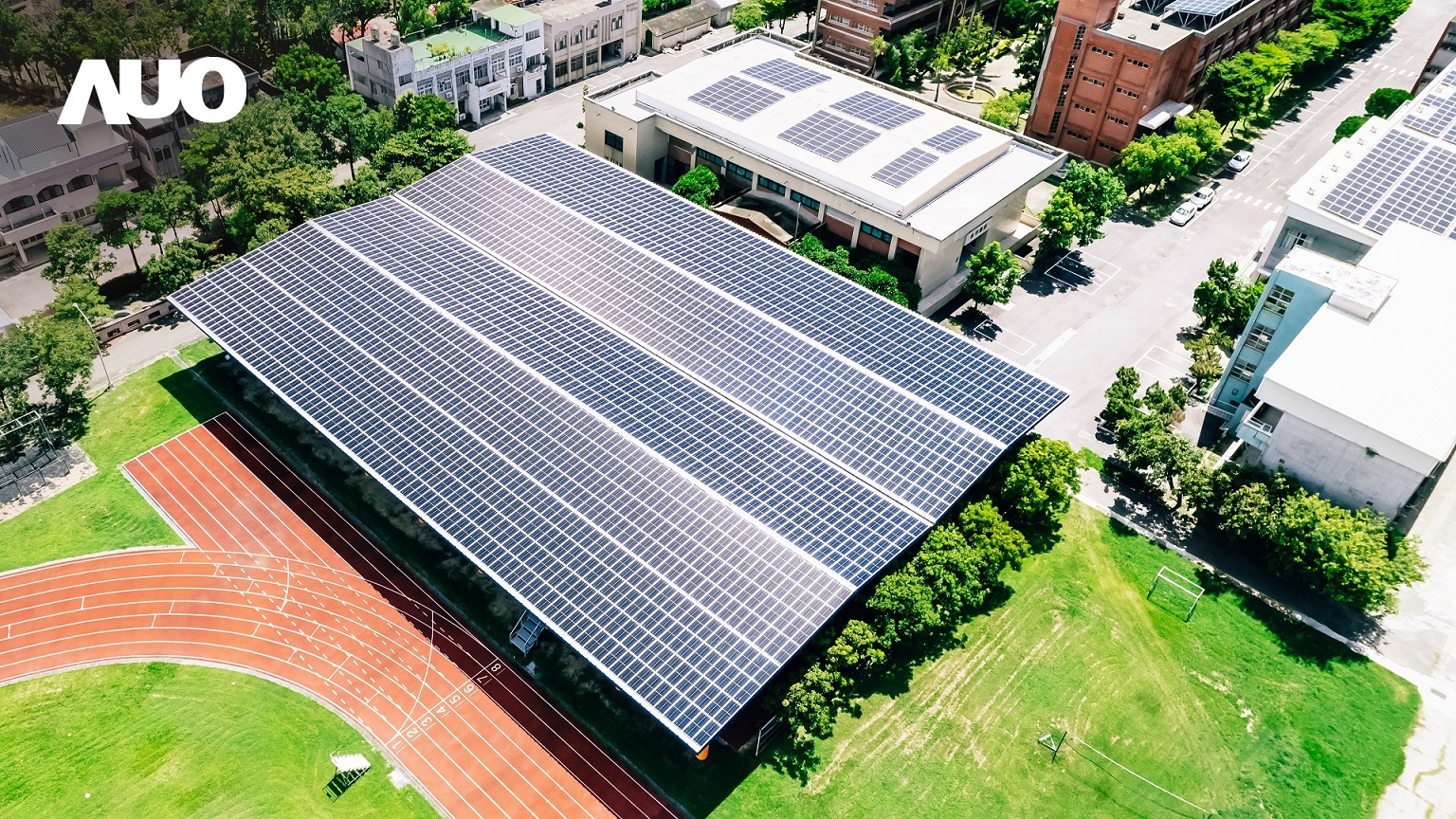 友達SunSteel光電整合型浪板具備快速安裝、輕量化優勢，可提升15%發電效能，通過國際IEC與國內VPC認證安全、防漏、耐候標準