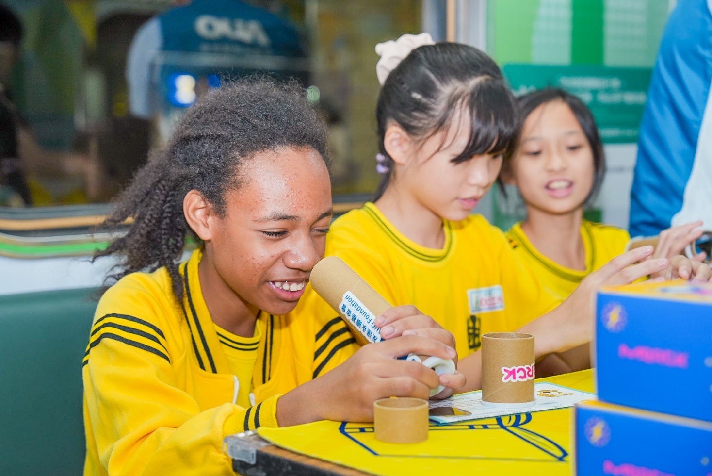 友達與默克分別回收不再使用的偏光片及液晶顯示模組，設計光電課程「玩轉光與闇」，讓學生們親手製作偏光萬花筒與簡易液晶顯示器，實踐循環再生的永續理念