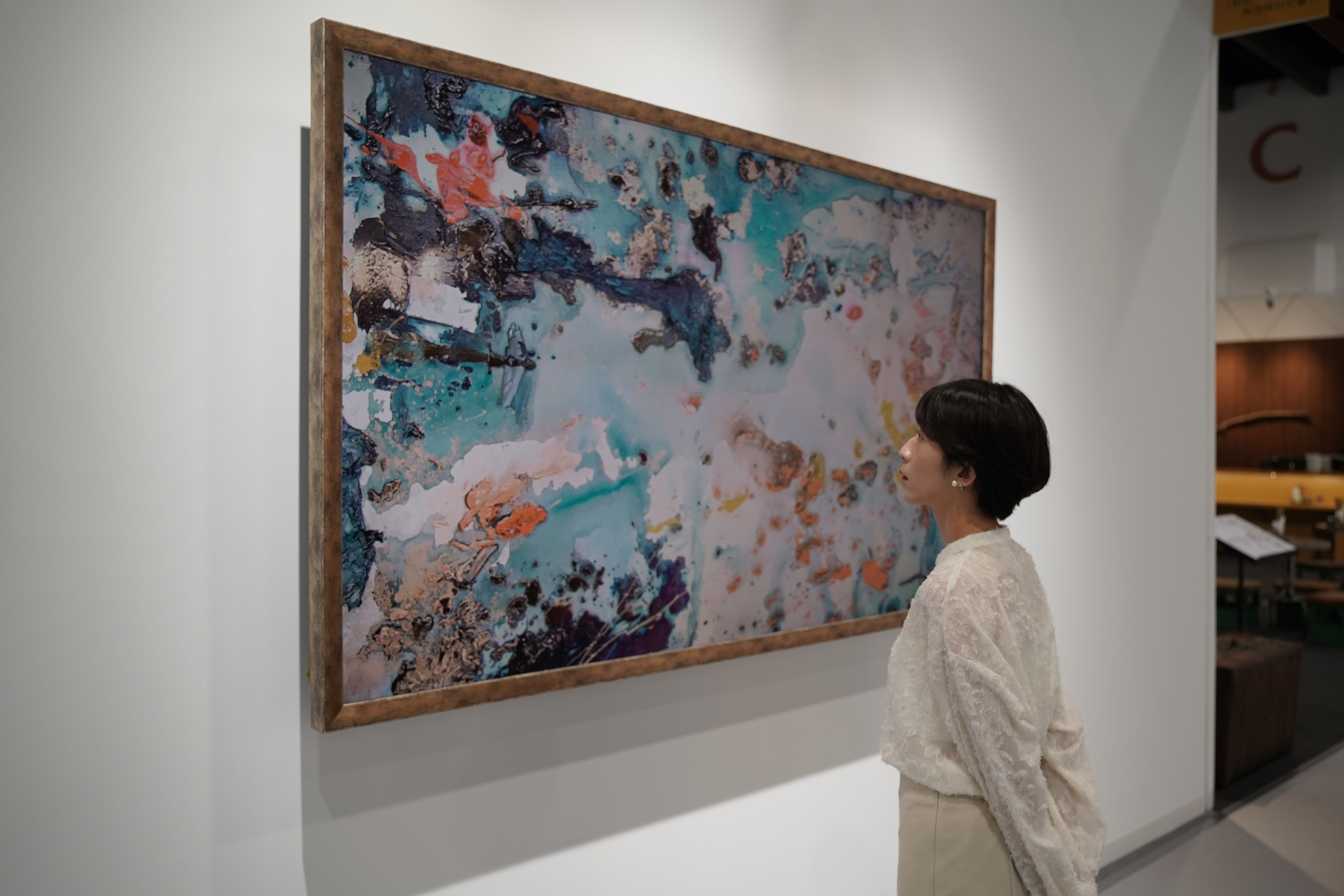 友達FindARTs以獨步全球的A.R.T.先進抗反光技術，提供極致可鑑賞藝術作品細節的柔和介面，搭配國際博物館級認證的色彩還原演算法，重現藝術家創作的真跡色彩和材質肌理，讓虛擬作品在現實中生動展現