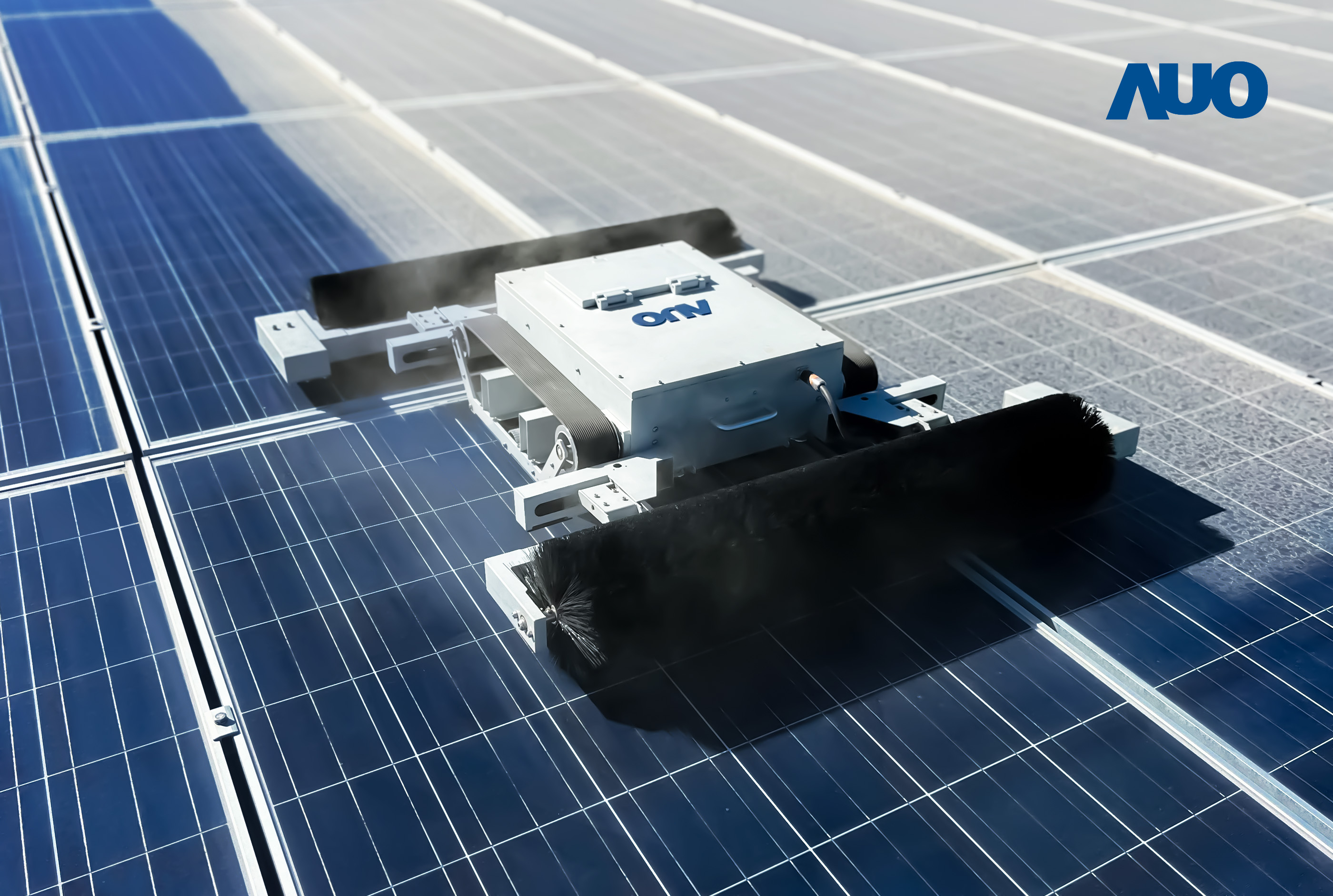 友達「太陽能模組清潔機器人SunCleanBots」，具輕量化、智慧化與高效率優勢，搭載全自動導航清潔模式，已應用於多個太陽能電廠場域，大幅提升太陽能模組使用壽命與效能並降低人力成本，獲台灣精品銀質獎