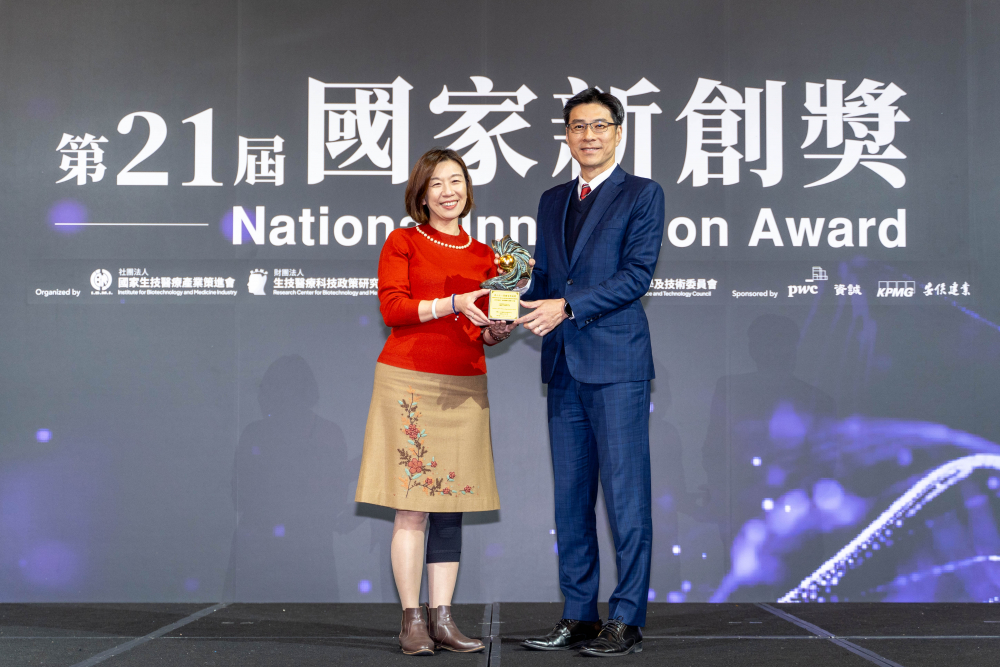 友達旗下子公司友達耘康與達擎分別以「中醫數位化檢測解決方案」及「寬視角3D醫療顯示器」獲得第二十一屆國家新創獎「智慧醫療與健康科技」類別的「企業新創獎」與「國家新創精進獎」兩項殊榮。圖左為衛生福利部政務次長林靜儀、圖右為友達光電智慧醫療事業群總經理廖世宏