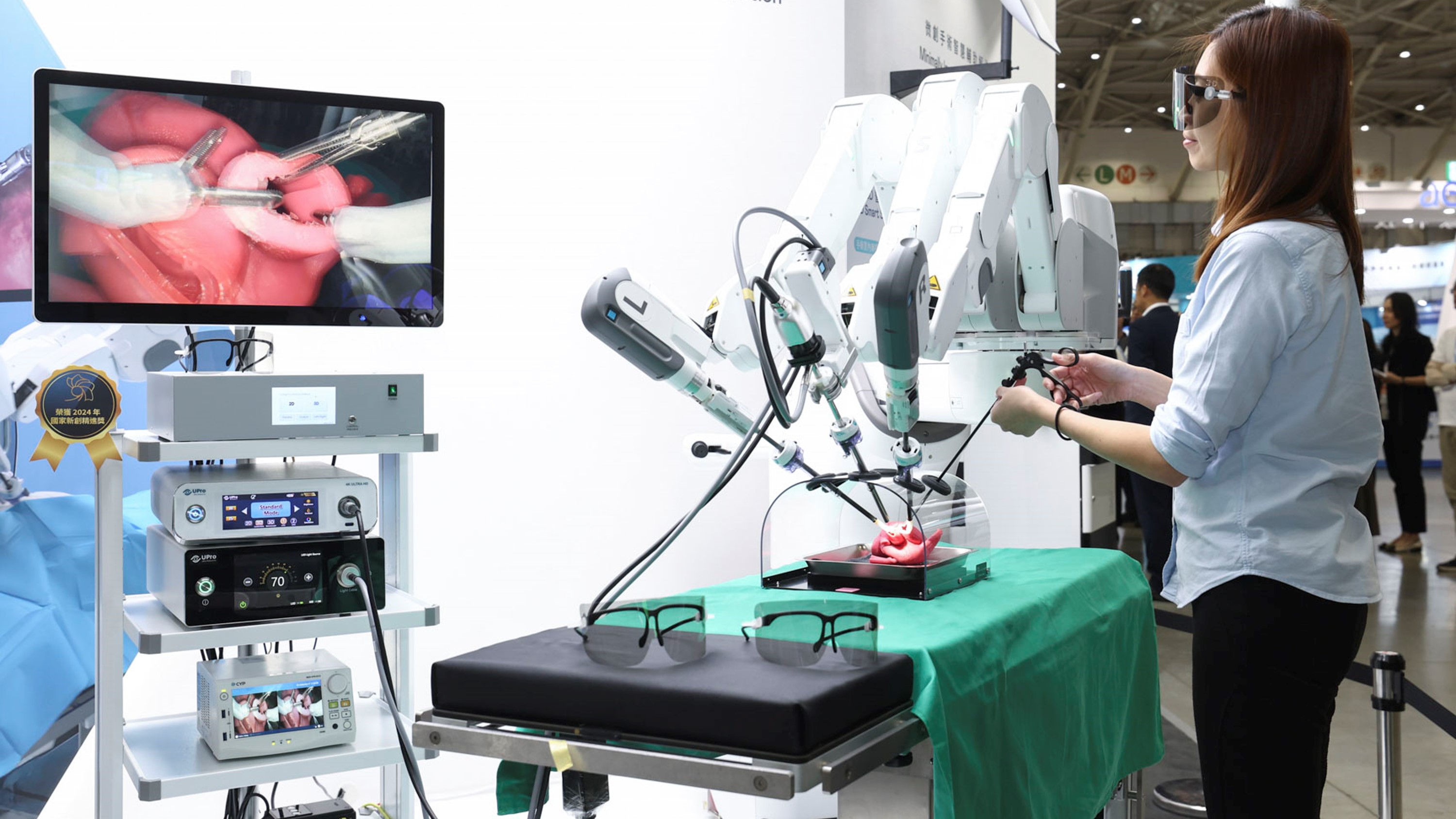 達擎寬視角3D醫療顯示器可應用於機器人手術即時3D解決方案，提供醫療團隊即時、同步的3D手術影像，提升溝通效率與手術安全性