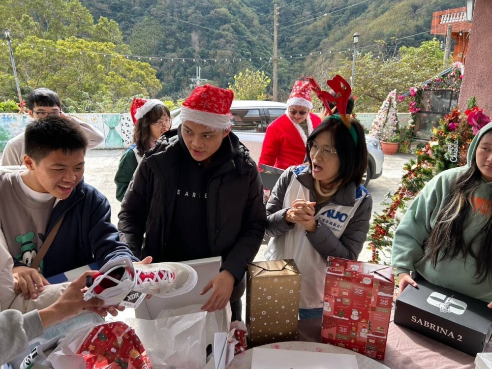 「圓夢計畫」由偏鄉兒少許下心願，友達員工認捐禮物，高階主管親帶隊將禮物一一送往偏鄉，為兒少圓夢