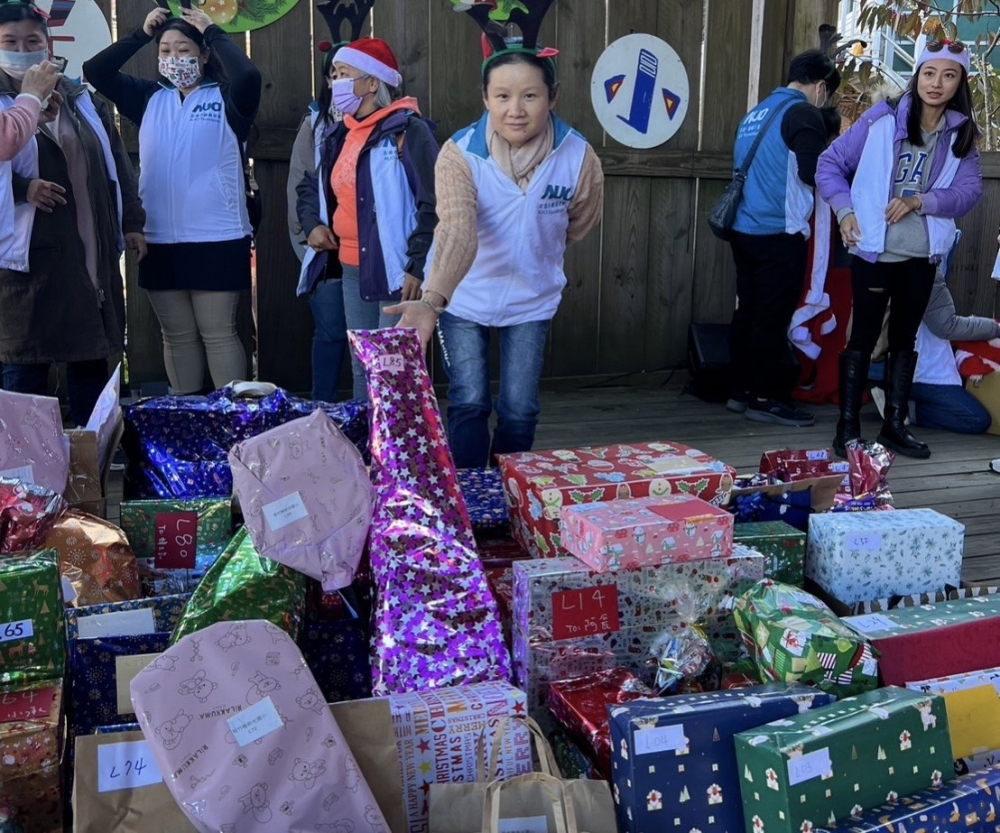 友達永續基金會「圓夢列車」年年迴響熱烈，認捐同仁精心挑選禮物、巧手包裝，整理成隊後，將祝福一一打包送出