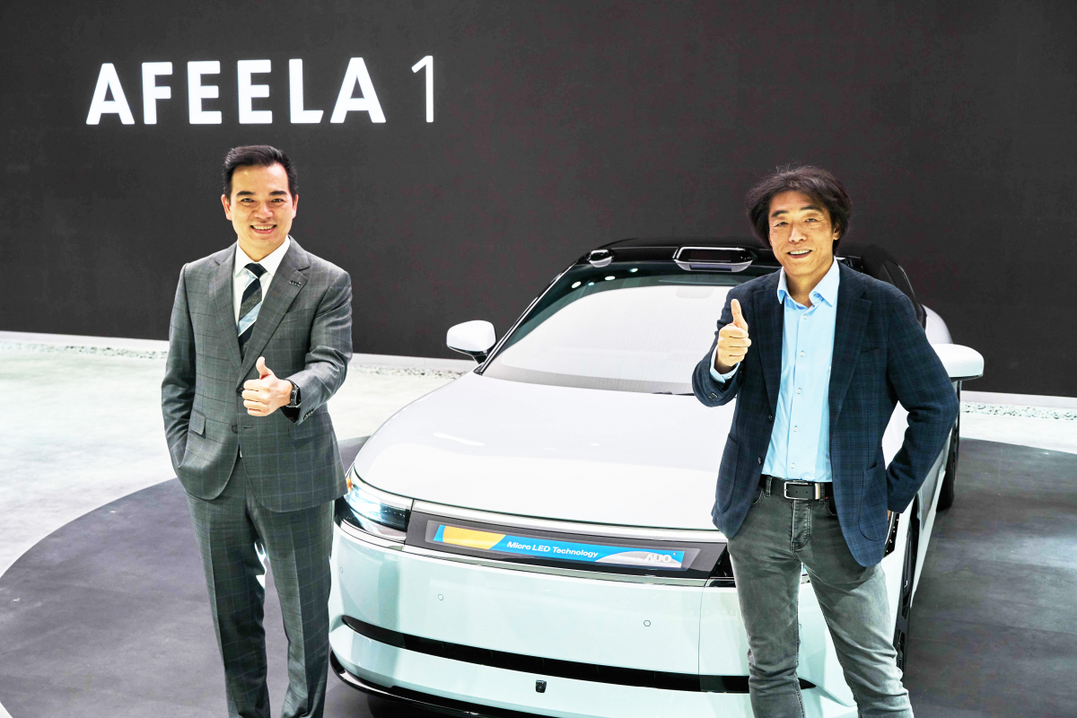 友達與Sony Honda Mobility攜手合作，率先全球展示搭載於AFEELA電動車上，首款應用在車身外部的Micro LED 車頭顯示解決方案 (Micro LED Media Bar Solutions)。友達光電執行長暨總經理柯富仁(左)與Sony Honda Mobility代表取締役社長兼營運長川西泉(lzumi Kawanishi)(右)在CES 現場展現雙方堅定持續創新的承諾，實現更加人性化與智慧的駕乘體驗。