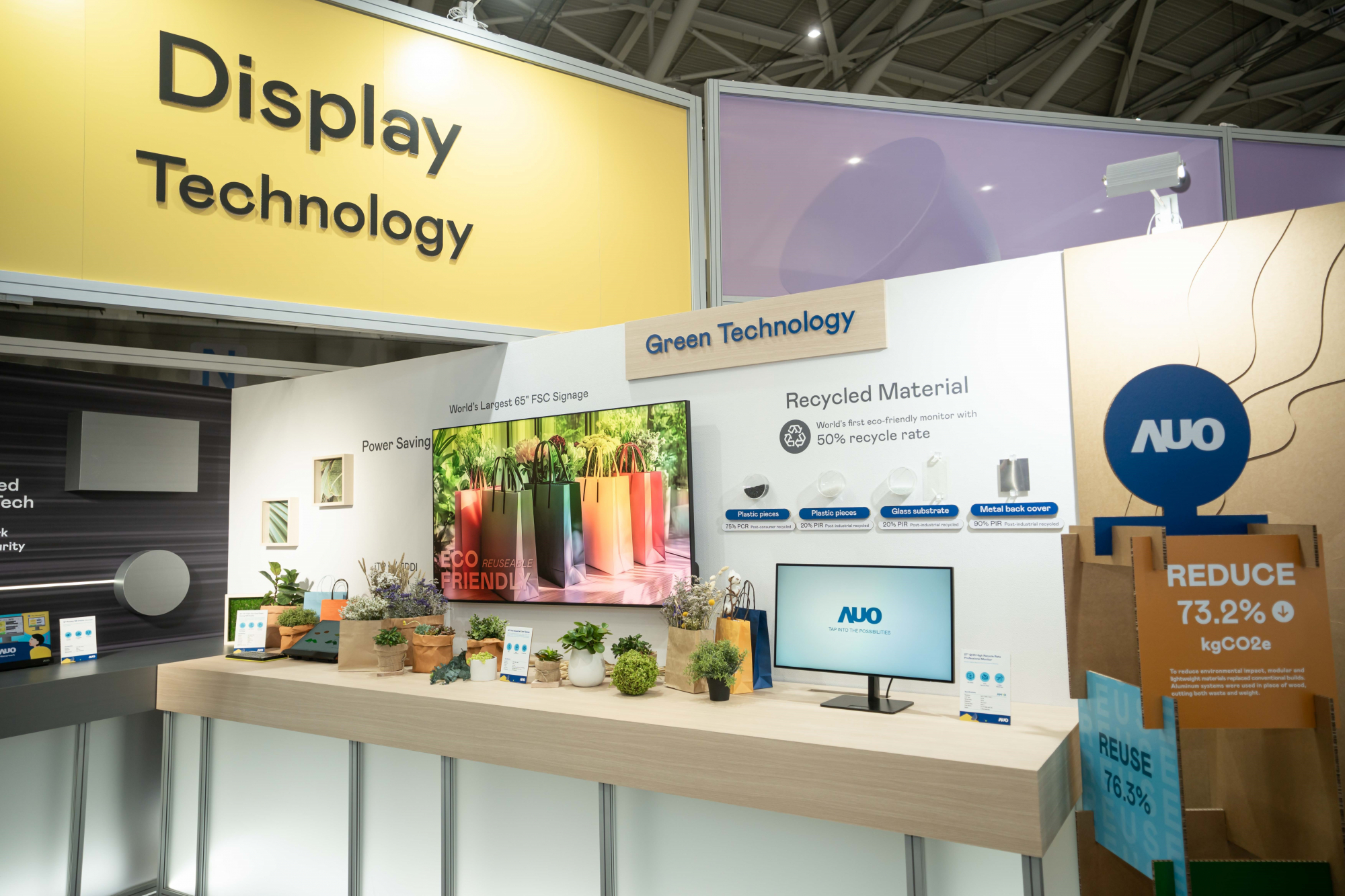 友達Touch Taiwan 2025雙展位再度獲etouch 綠色裝潢設計獎肯定；智慧顯示展位以鋁製模組系統取代傳統木作施作，並在相關裝潢物與設計使用可回收、可重複使用的材料，體現低碳與循環精神。