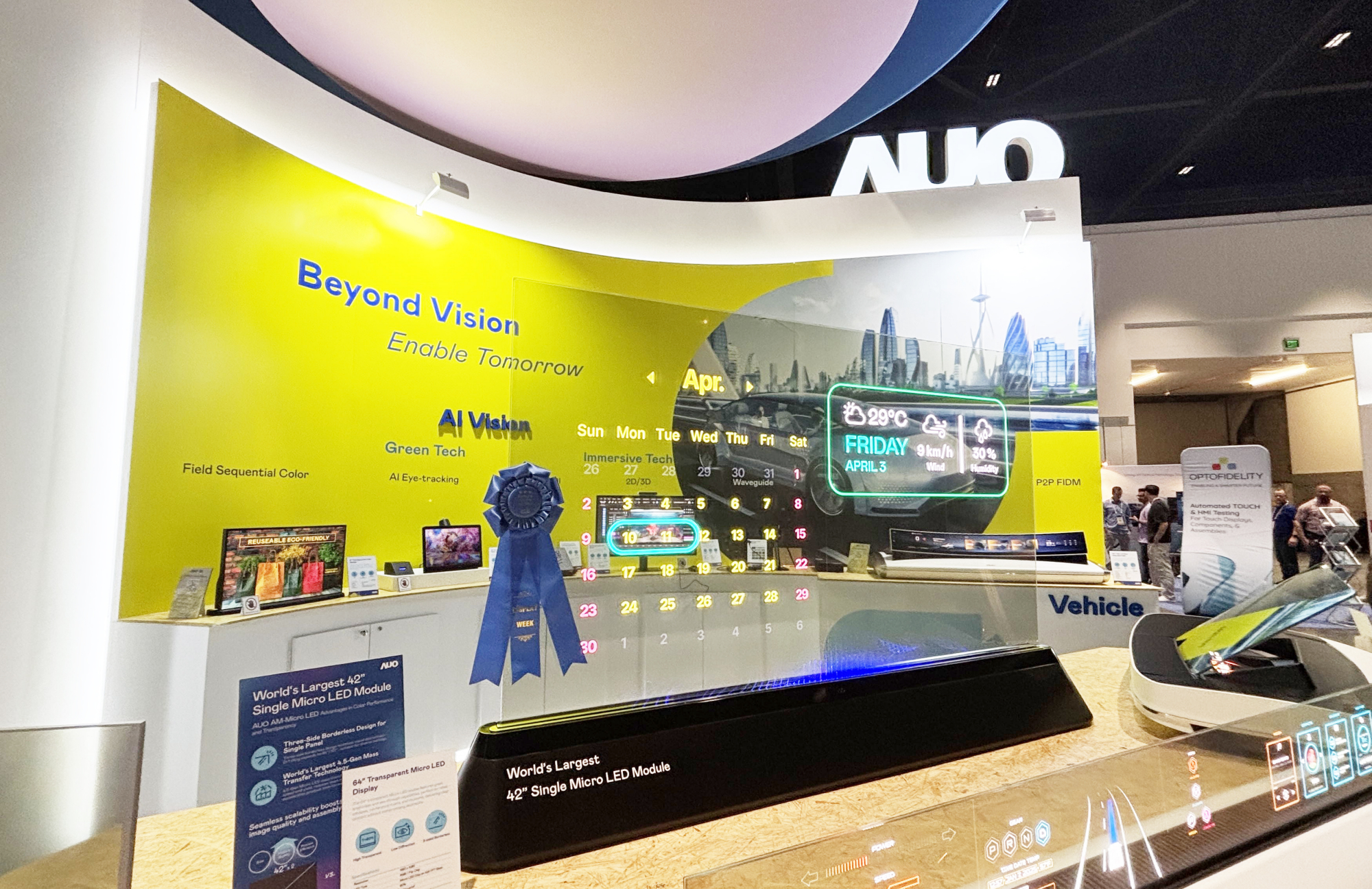 友達64吋透明Micro LED顯示器獲「最佳Micro LED技術應用獎」，其絕妙的透明穿透特性，同時具備1,000 nits的高亮度表現，並透過精細的無縫拼接延伸，可依需求靈活應用於多元場域，展現出Micro LED顯示技術劃時空的無限潛力